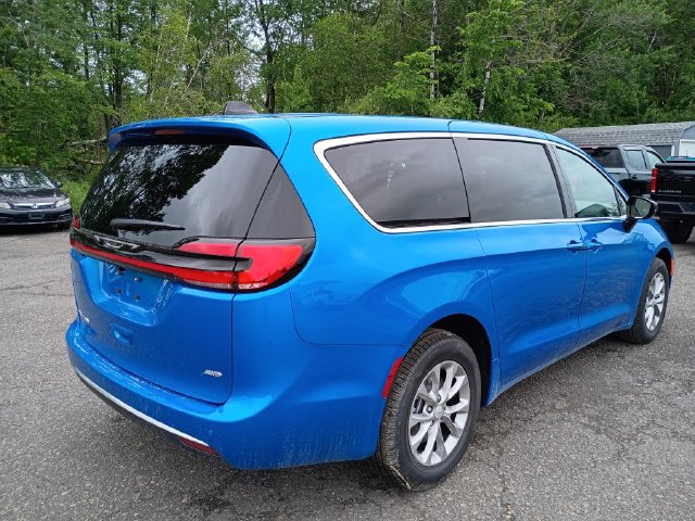 Used 2027 Chrysler Pacifica Select w/ Family Tech Group AWD/4WD image 5