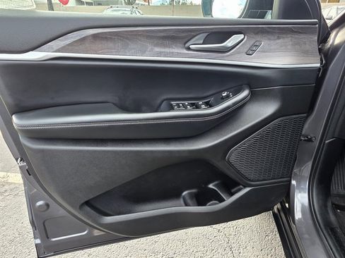 Used 2023 Jeep Grand Cherokee L Limited image 19