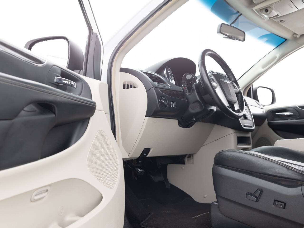 Used 2016 Chrysler Town & Country Touring FWD image 24