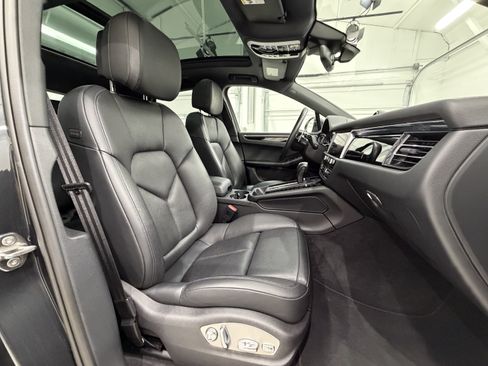 Certified 2024 Porsche Macan AWD/4WD image 23