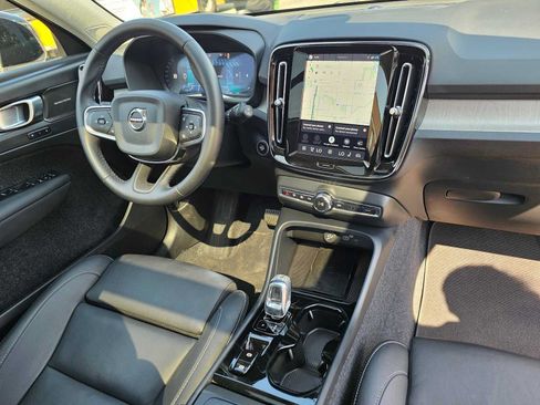 Used 2025 Volvo XC40 B5 Ultra AWD/4WD image 12