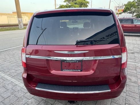 Used 2014 Chrysler Town & Country Touring-L w/ Driver Convenience Group FWD image 5