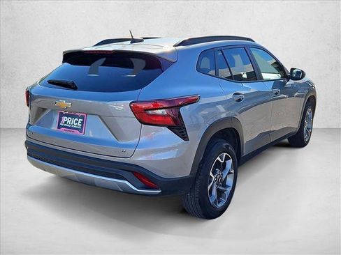 Used 2025 Chevrolet Trax LT FWD image 5