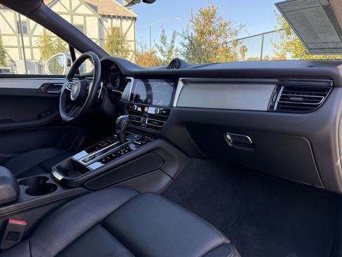 Certified 2025 Porsche Macan image 25