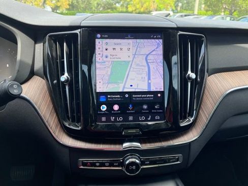 Used 2022 Volvo XC60 B5 Momentum w/ Climate Package FWD image 9