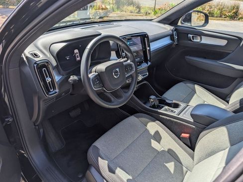 Used 2025 Volvo XC40 B5 Core image 9