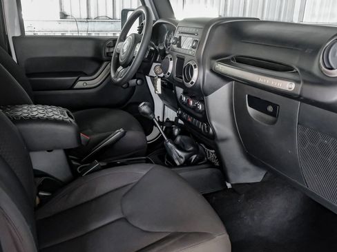Used 2018 Jeep Wrangler Sport AWD/4WD image 12