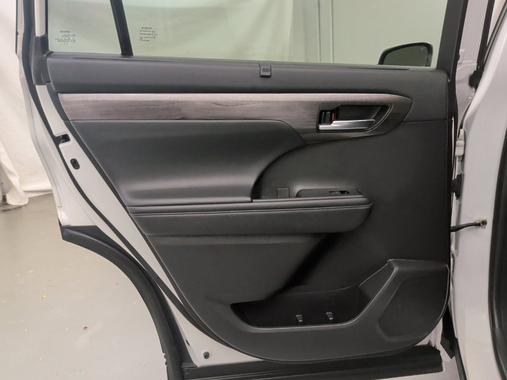Used 2021 Toyota Highlander Platinum AWD/4WD image 21