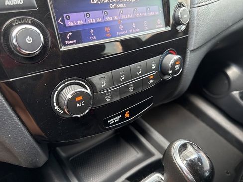 Used 2018 Nissan Rogue S image 19