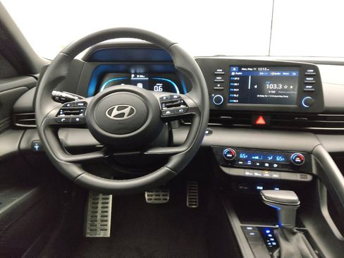 Used 2025 Hyundai Elantra Sport FWD image 22