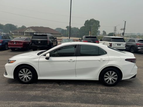 Used 2022 Toyota Camry LE FWD image 3