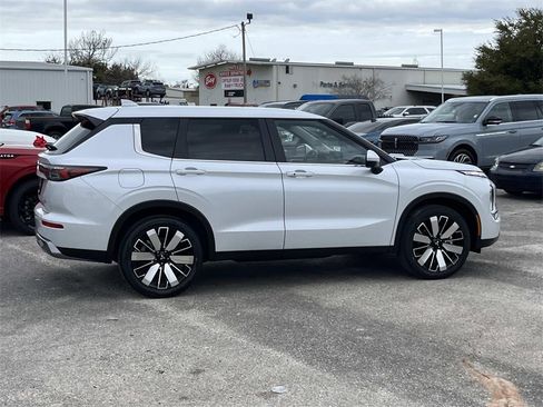 New 2026 Mitsubishi Outlander SE image 6