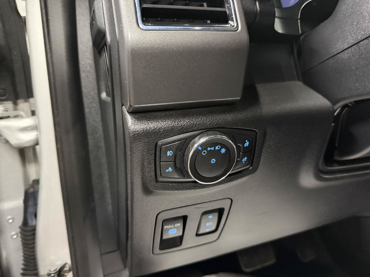 Used 2018 Ford F150 XLT w/ Equipment Group 302A Luxury AWD/4WD image 10