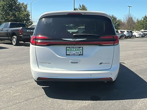 Used 2023 Chrysler Pacifica Touring-L image 4