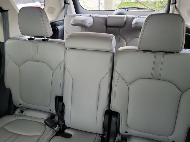 Used 2024 Honda Pilot Touring image 10