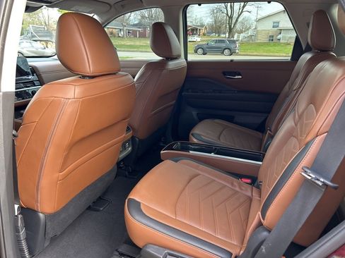 Used 2024 Nissan Pathfinder Platinum image 17