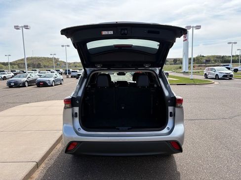 Certified 2025 Toyota Highlander XLE AWD/4WD image 4