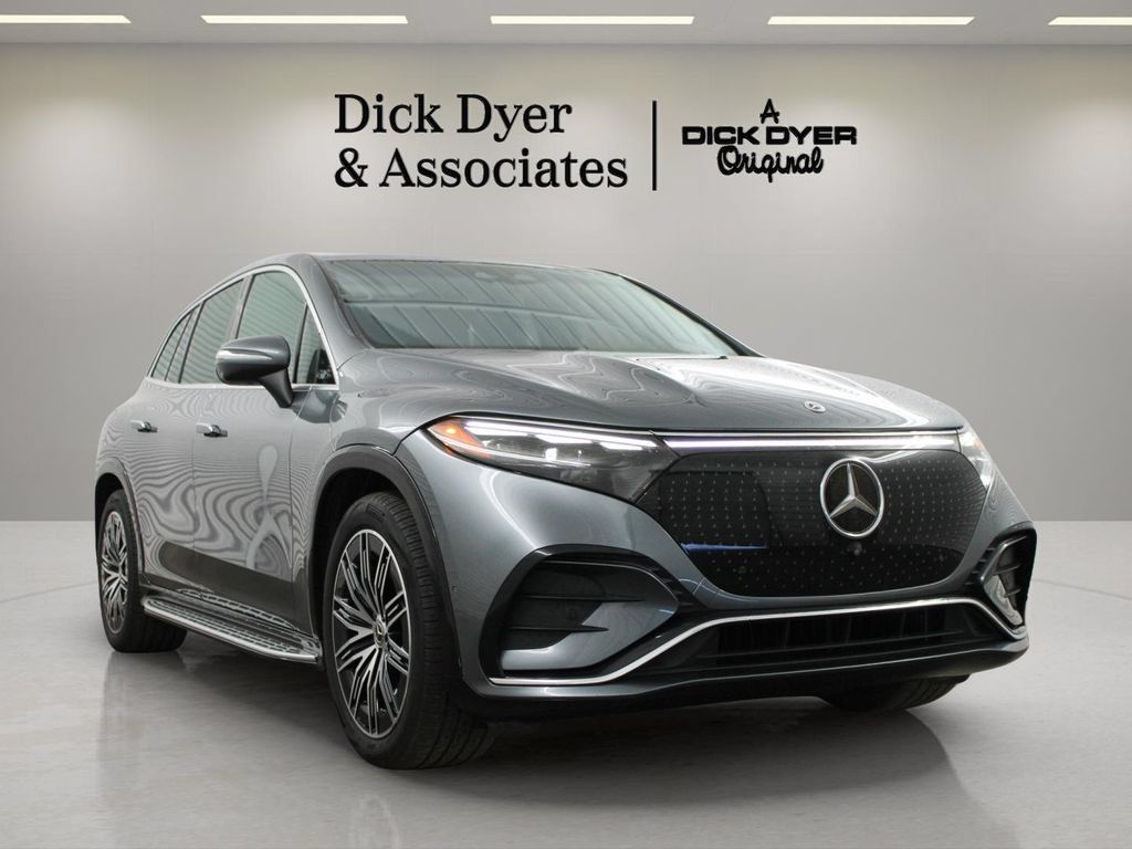 Used 2023 Mercedes-Benz EQS 580 4MATIC SUV w/ Exclusive Trim Package image 3