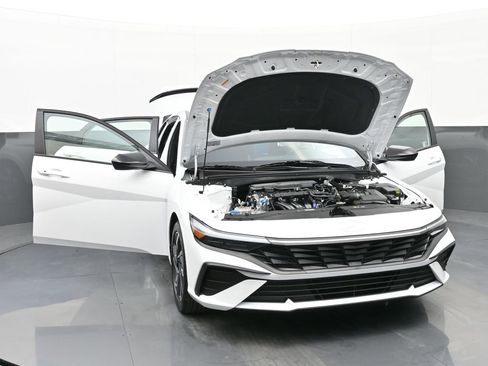 Certified 2025 Hyundai Elantra Sport image 44