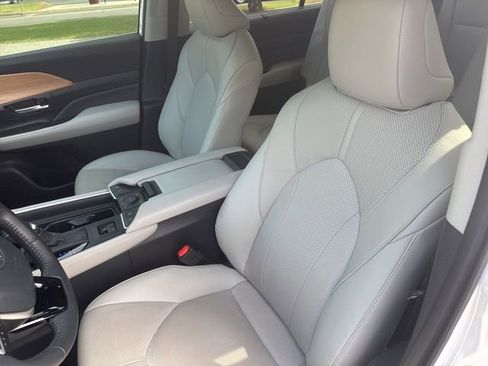Used 2024 Toyota Grand Highlander AWD image 25