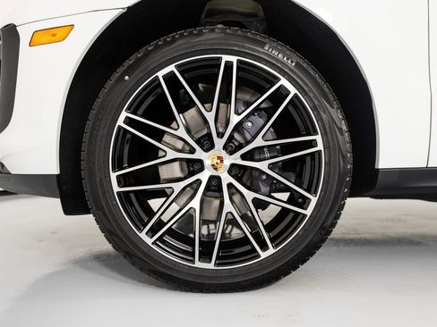 Certified 2025 Porsche Macan image 15