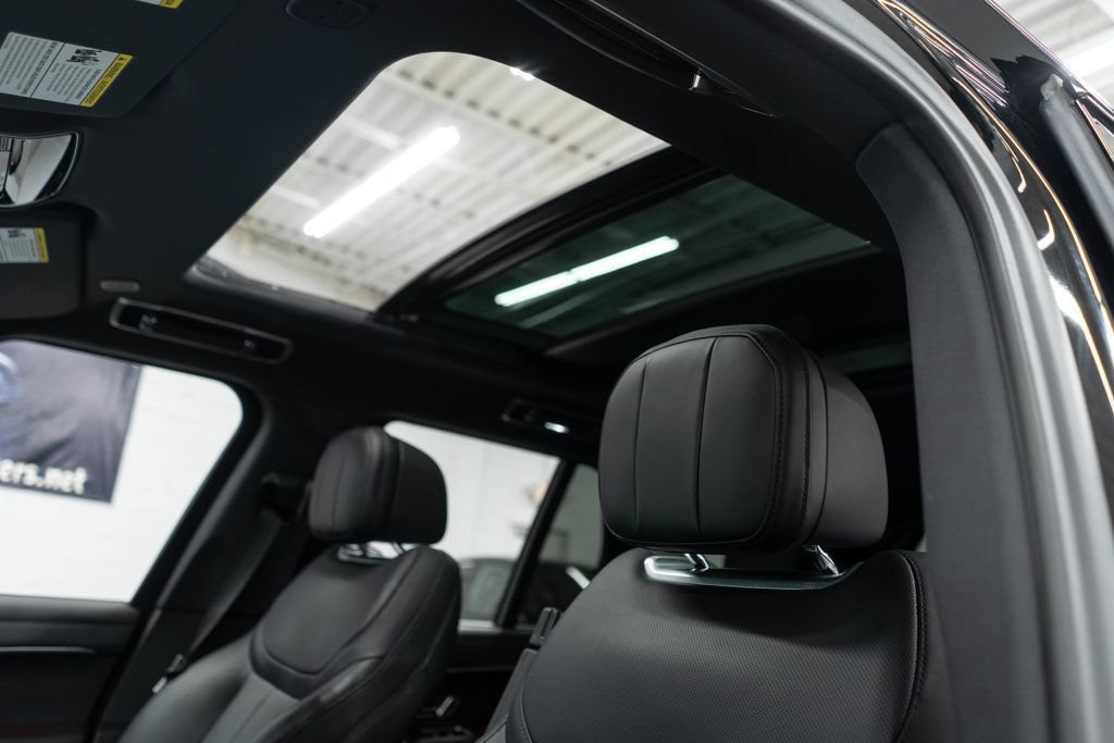 Used 2025 Land Rover Range Rover SE AWD/4WD image 8