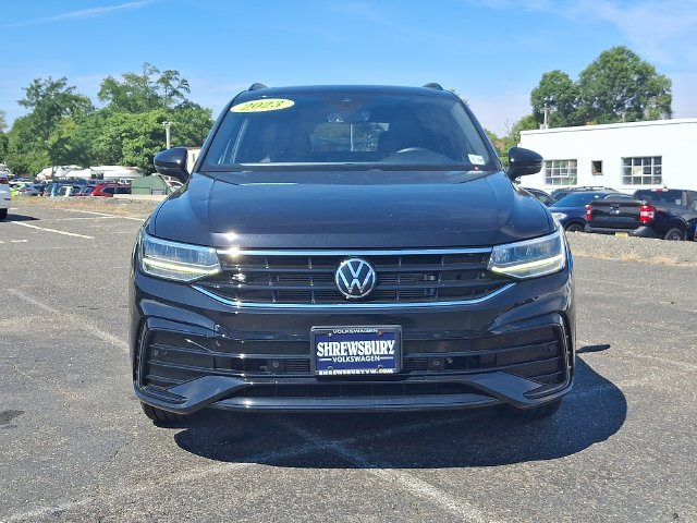 Used 2023 Volkswagen Tiguan SE R-Line AWD/4WD image 2