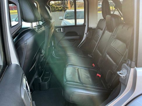 Used 2018 Jeep Wrangler Unlimited Sahara image 23