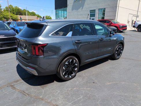 Used 2024 Kia Sorento EX w/ Panoramic Sunroof Package FWD image 7