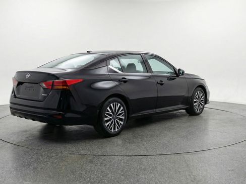 Used 2025 Nissan Altima 2.5 SV image 9