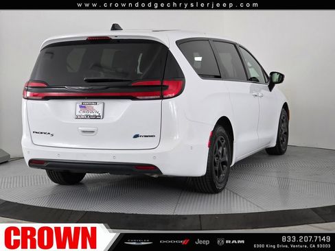 Certified 2024 Chrysler Pacifica Limited FWD image 7