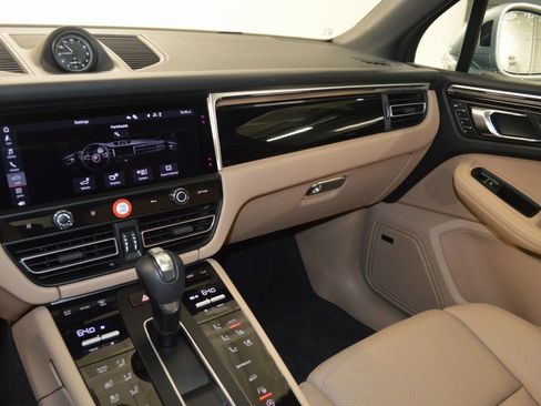 Certified 2025 Porsche Macan image 24