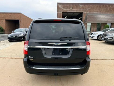 Used 2016 Chrysler Town & Country Touring FWD image 5