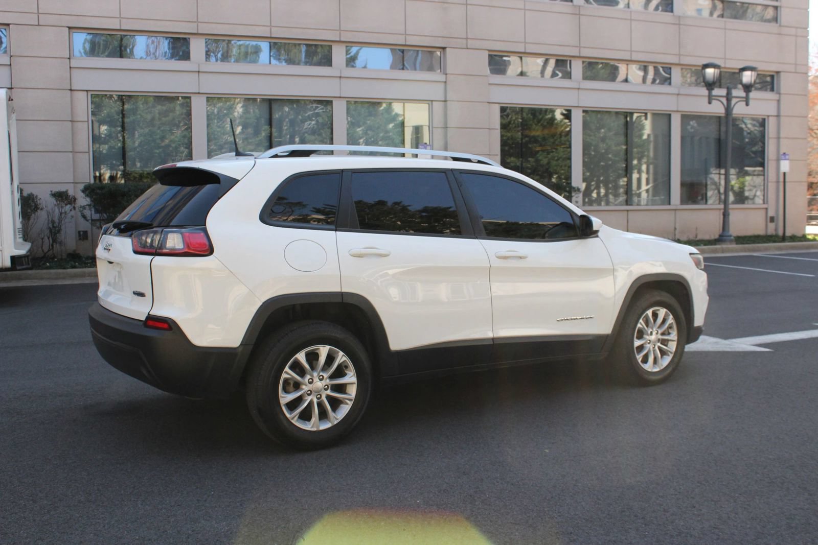Used 2020 Jeep Cherokee Latitude FWD image 7