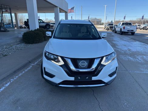 Used 2017 Nissan Rogue SV image 2