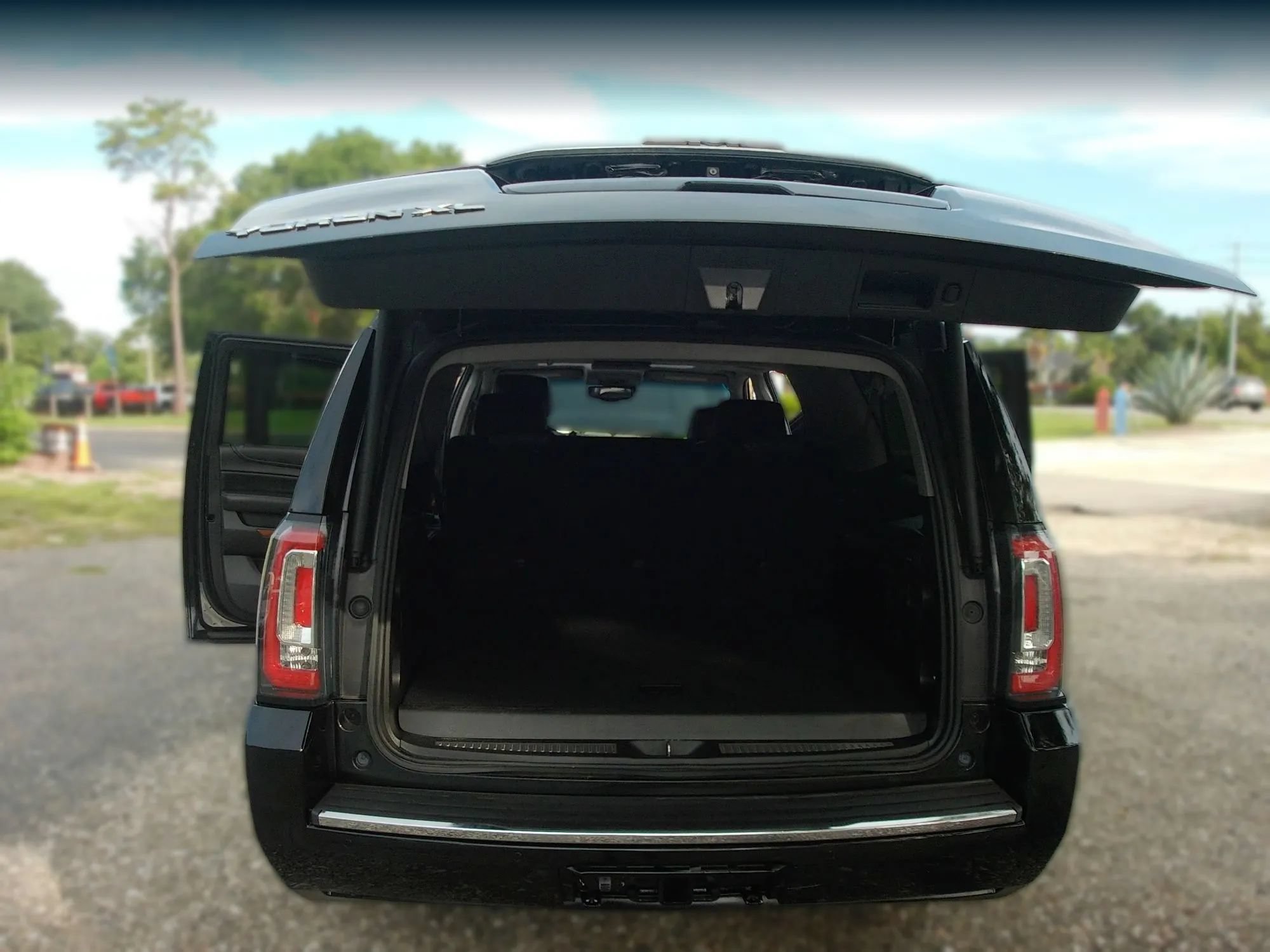 Used 2015 GMC Yukon XL Denali w/ Open Road Package RWD image 40