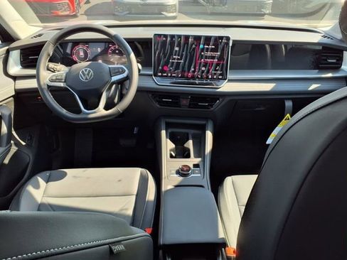 New 2025 Volkswagen Tiguan SE FWD image 9
