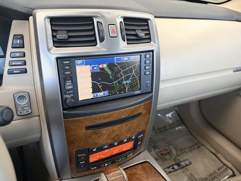 Used 2009 Cadillac XLR RWD image 23