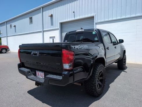 Used 2017 Toyota Tacoma TRD Sport AWD/4WD image 3
