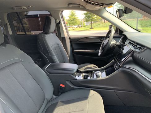 Certified 2023 Jeep Grand Cherokee Laredo w/ Luxury Tech Group I RWD image 36