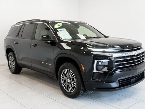 Used 2025 Chevrolet Traverse LT image 7