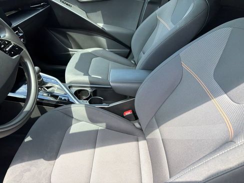 Used 2025 Kia Niro LX FWD image 3