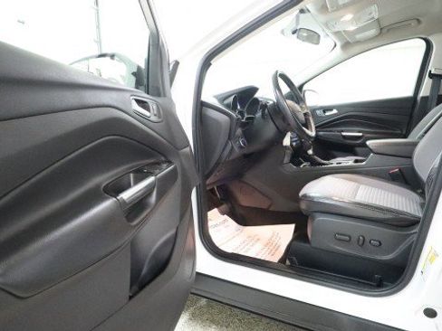 Used 2017 Ford Escape SE w/ SE Sport Appearance Package image 9