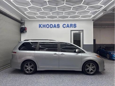 Used 2017 Toyota Sienna SE Premium image 5