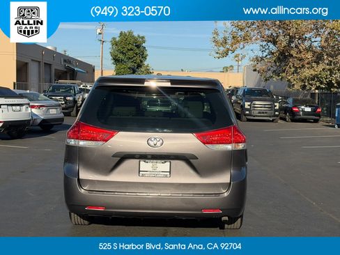 Used 2012 Toyota Sienna w/ Towing Pkg FWD image 5