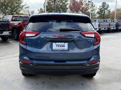 Used 2024 GMC Terrain SLE w/ Driver Convenience Package image 6