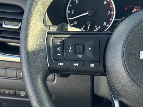 Used 2023 Nissan Rogue SV image 9