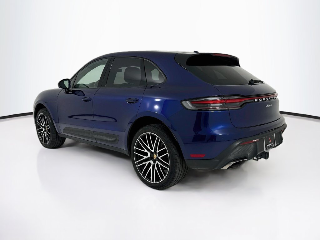 Certified 2025 Porsche Macan AWD/4WD image 3
