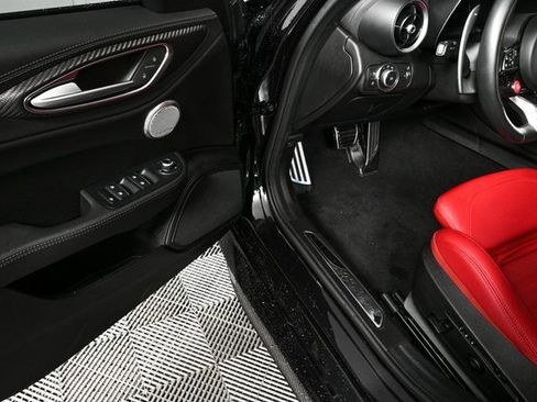 Used 2024 Alfa Romeo Giulia Quadrifoglio image 8