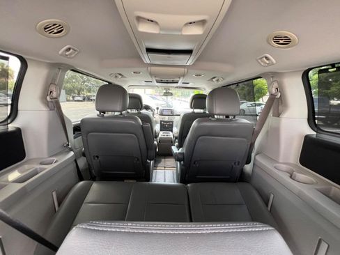 Used 2012 Volkswagen Routan SEL FWD image 19